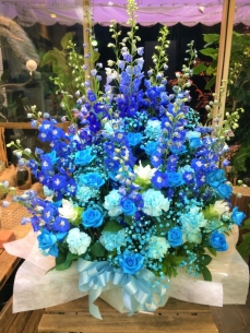 青い花をメインに