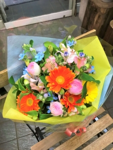 春の花で明るく 　卒業式