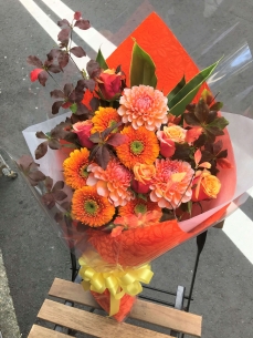 暖色系のオレンジ色で