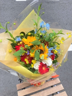 黄色・赤・水色で花束