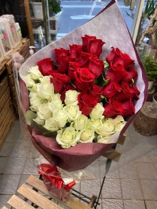 赤・白でバラの花束　