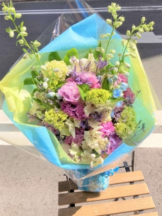 淡い紫と黄色で