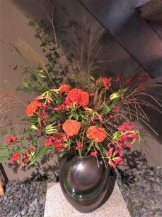 季節の花で店舗の装飾