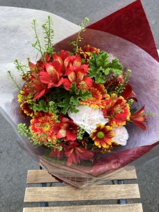 赤オレンジ系で花束　