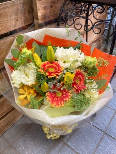 黄色とオレンジでブーケ