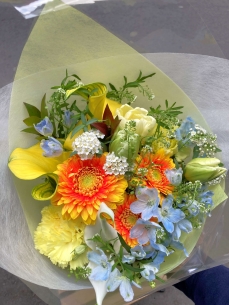 オレンジとブルーの花束　