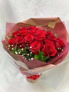 赤バラとカスミソウで