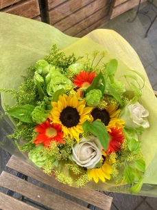 ヒマワリと緑色でブーケ