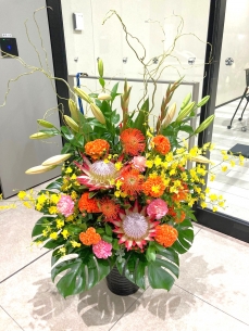 オレンジと黄色で　壇上花