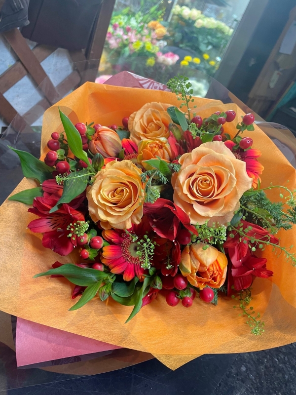 ビビットな赤・オレンジ色で