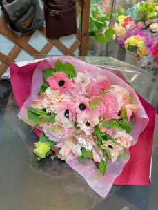 淡いピンク色で