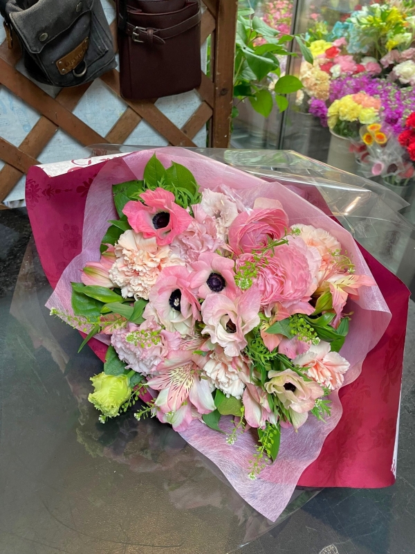 淡いピンク色で