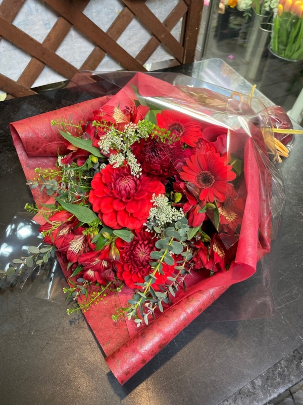 赤と白で長めの花束