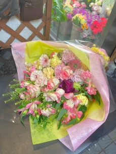 淡いピンクと黄色で豪華に