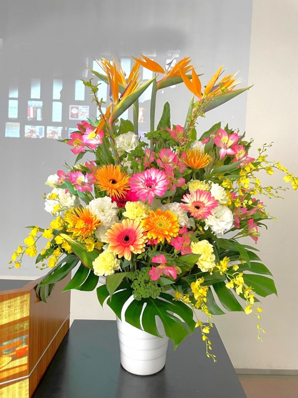 明るくカラフルに 式典花