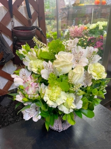 白いバラを入れてナチュラルに