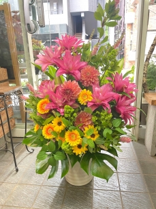 赤ピンクと黄色で　演台花