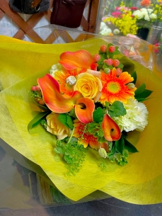 柔らかいオレンジ色　