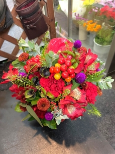 赤系をメインに華やかに