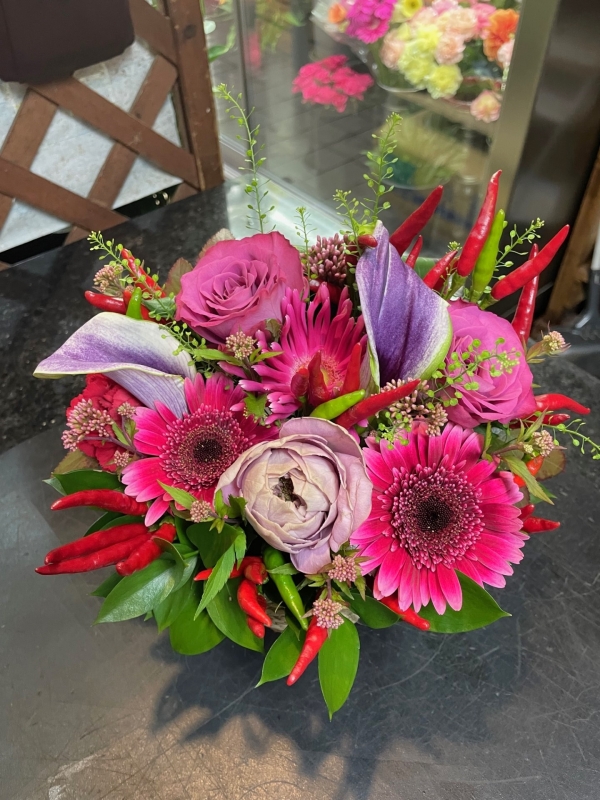 明るい紫系で個性的に