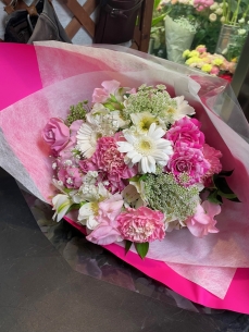 ピンクと白色でブーケ