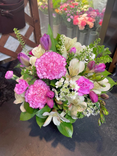 明るい紫など寒色系で