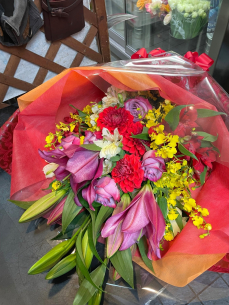 鮮やかで豪華な花束　