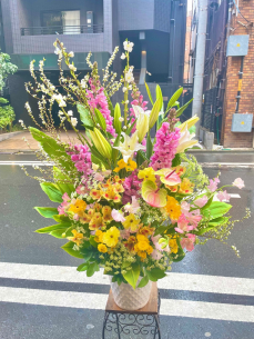 黄色とピンク色で　演台花