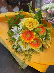 黄色とオレンジで　退職祝い