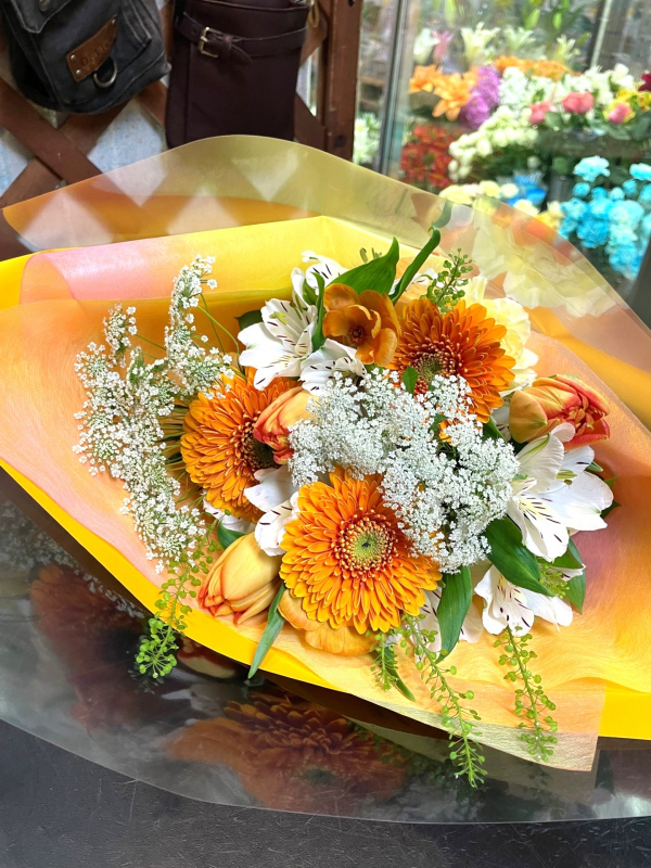 オレンジ色と白色で