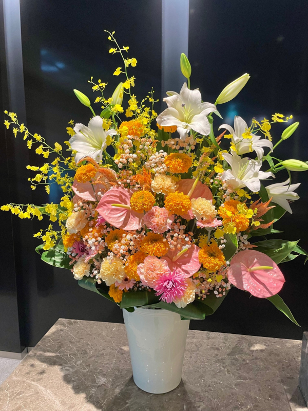 オレンジ色メインに 演台花