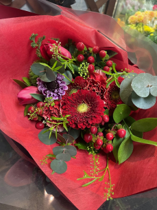 赤色メインにブーケ