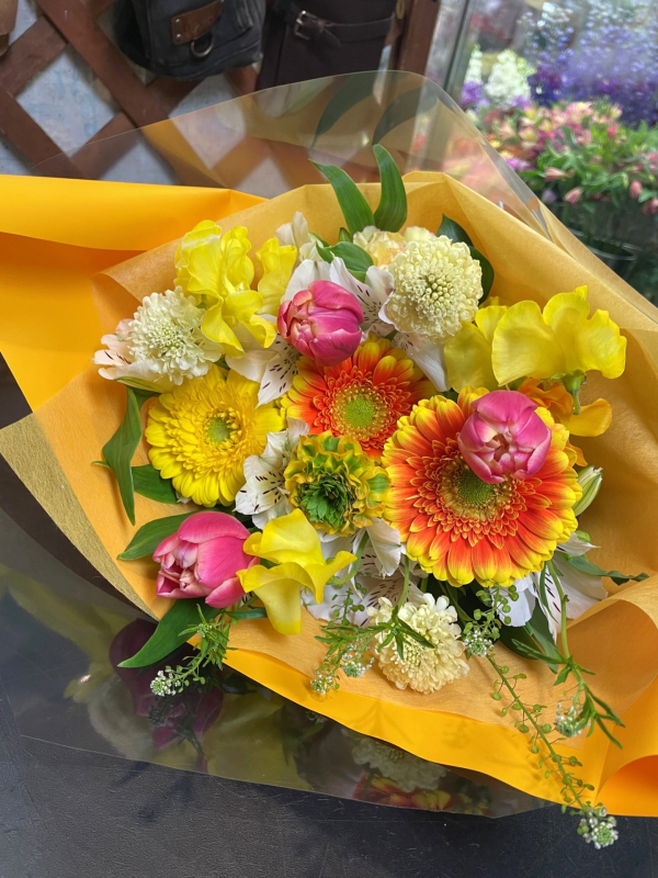 黄色とオレンジ色で